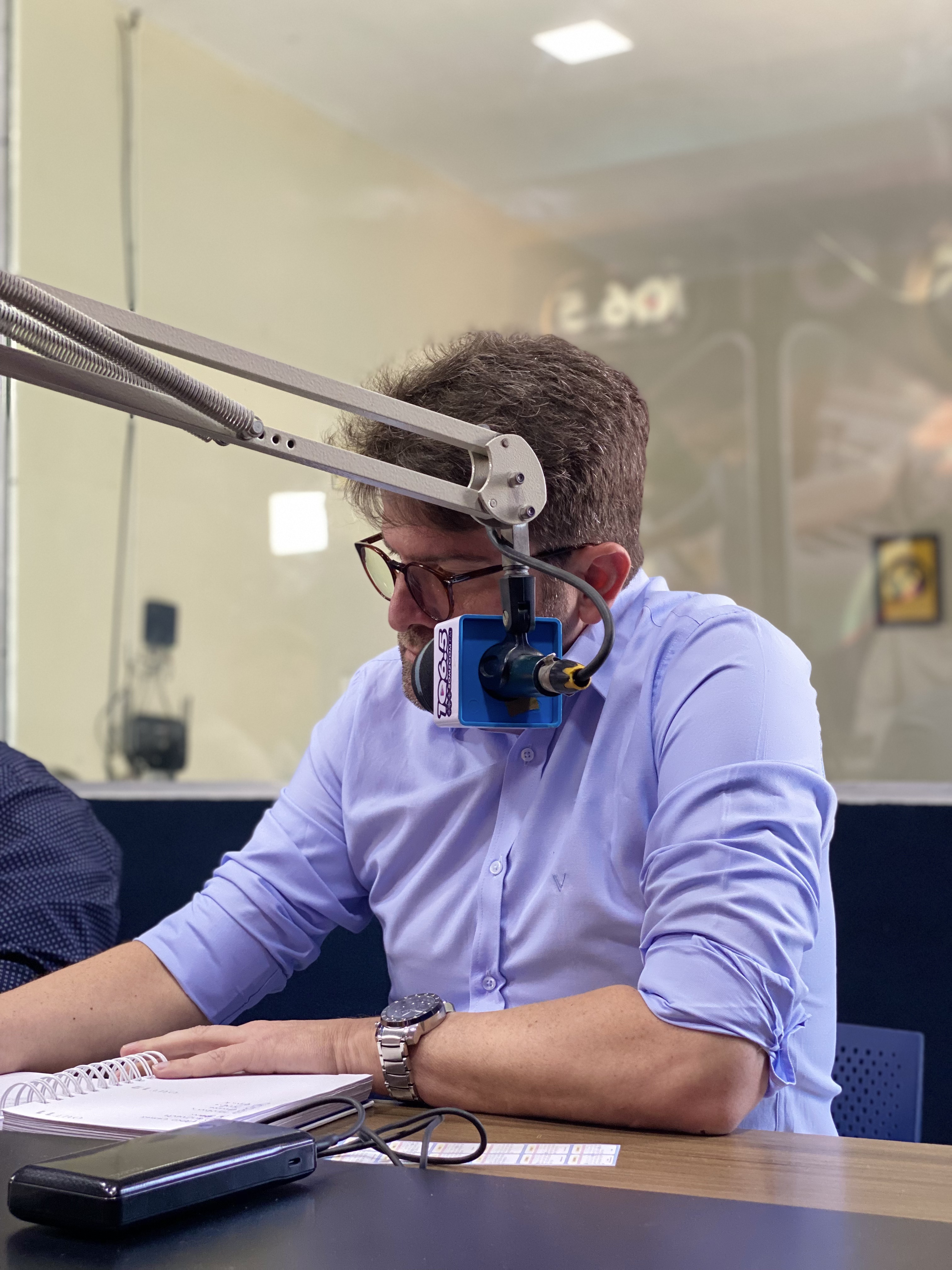 Dr. Aloísio em entrevista na rádio